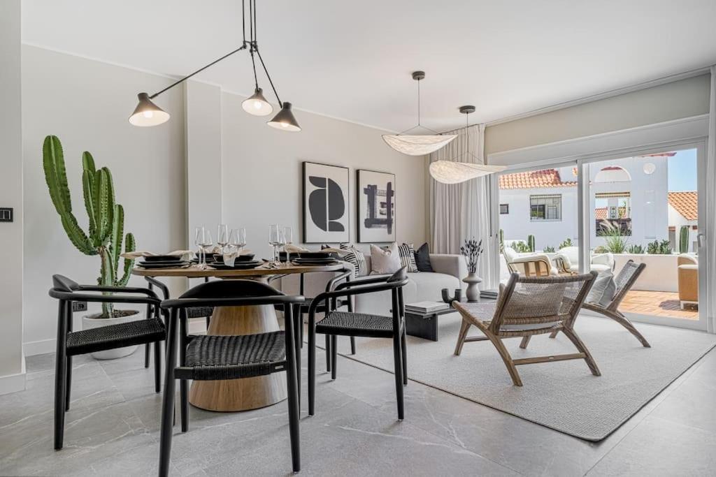 Super Stylish In Fantastic Location Apartment *